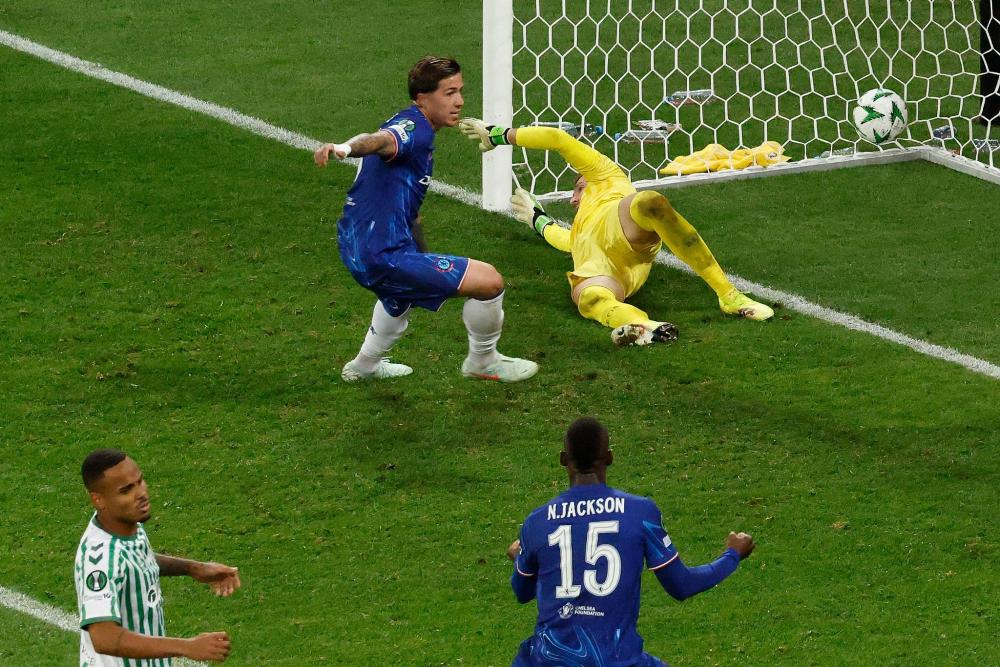 传奇门将正式退役，全场球迷起立致敬